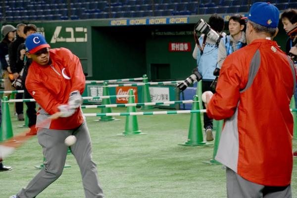 Céspedes entrena para el Clásico Mundial.